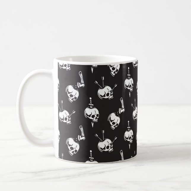 Schädelmuster mit Waffen: Dunkler Hintergrund. Kaffeetasse (Links)