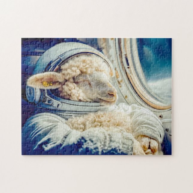 Schaf in Astronautenanzug schwebend im Weltraum (Horizontal)