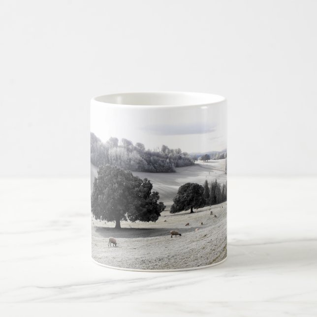 Schafe auf frostigem Feld Kaffeetasse (Mittel)