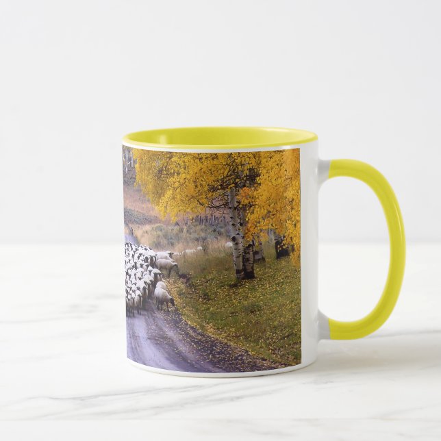 Schafe auf Land-Straße Tasse (Rechts)