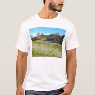 Schafe im frostigen Tal T-Shirt