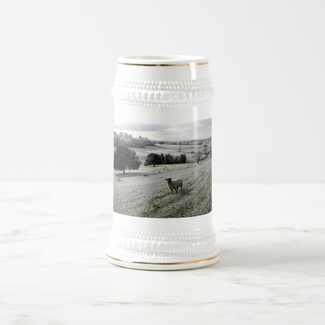 Schafe in einem frostigen Tal Bierglas (Mittel)