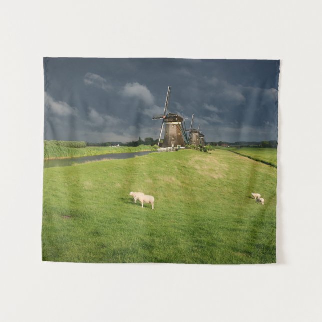 Schafe mit Windmühlen unter dunklen Wolken Wandteppich (Vorderseite (Horizontal))
