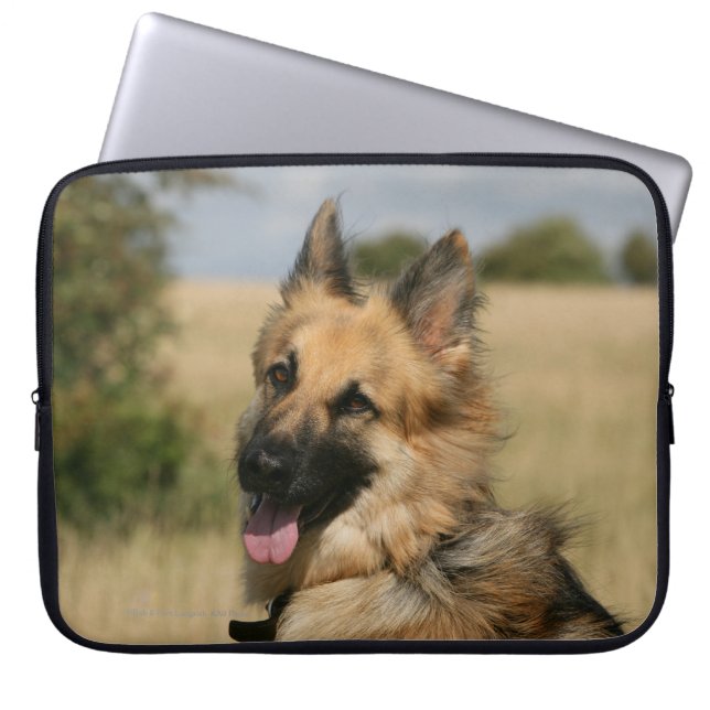 Schäferhund, der heraus Zunge haftet Laptopschutzhülle (Vorderseite)