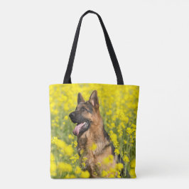 Schäferhunde auf dem Gebiet der gelben Tasche
