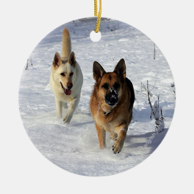 Schäferhunde, die in den Schnee laufen Keramikornament (Vorne)