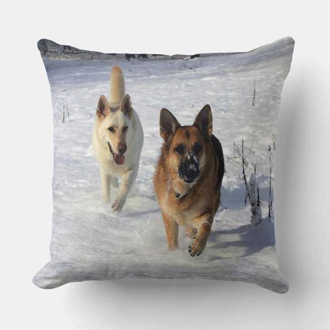 Schäferhunde, die in den Schnee laufen Kissen (Vorderseite)