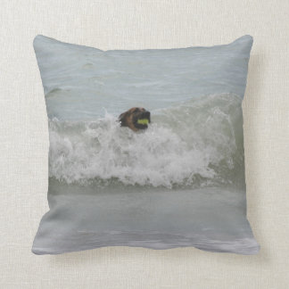 Schäferhundschwimmen in der Welle Kissen