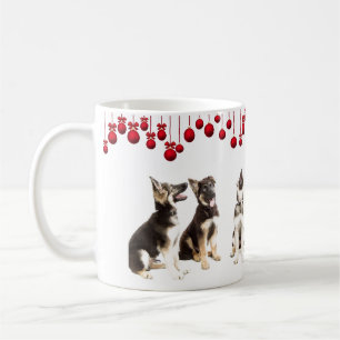 Schäferhundwelpen und rote Verzierungen Kaffeetasse