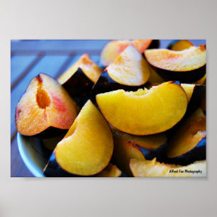 Schale mit geschnittenen Pflaumenfrüchten Poster