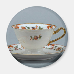 Schale und Saucer mit bunten Blumen auf ihm Magnet