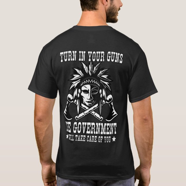 Schalten Sie Ihre Waffen ein T-Shirt (Rückseite)