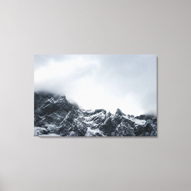 Scharfe Kanten von Bergen und weichen Wolken Leinwanddruck (Vorderseite)