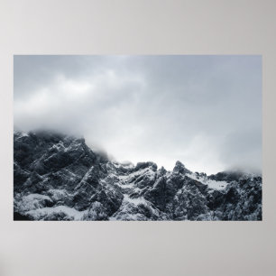 Scharfe Kanten von Bergen und weichen Wolken Poster