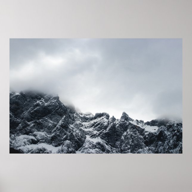 Scharfe Kanten von Bergen und weichen Wolken Poster (Vorne)