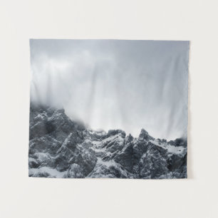 Scharfe Kanten von Bergen und weichen Wolken Wandteppich