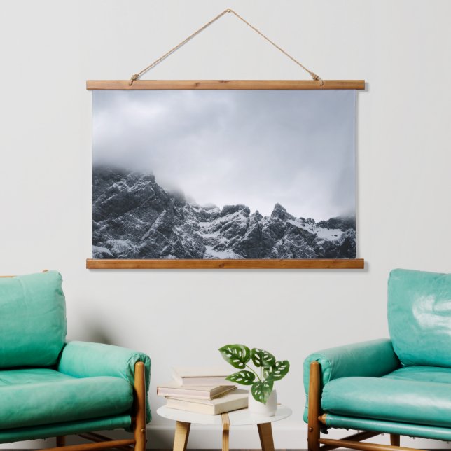 Scharfe Kanten von Bergen und weichen Wolken Wandteppich Mit Holzrahmen (Wohnzimmer)