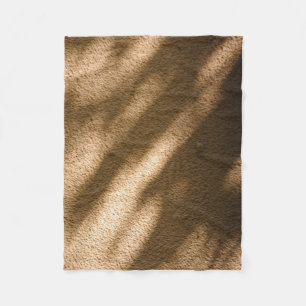 Schatten auf braunem Teppichboden Fleecedecke