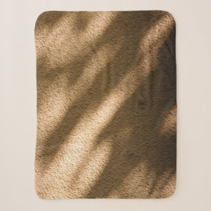 Schatten auf braunem Teppichboden Sherpadecke