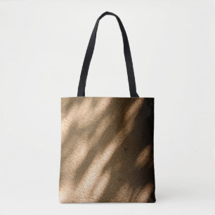 Schatten auf braunem Teppichboden Tasche
