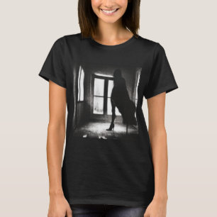 Schatten, der den Flur hinuntertreibt T-Shirt