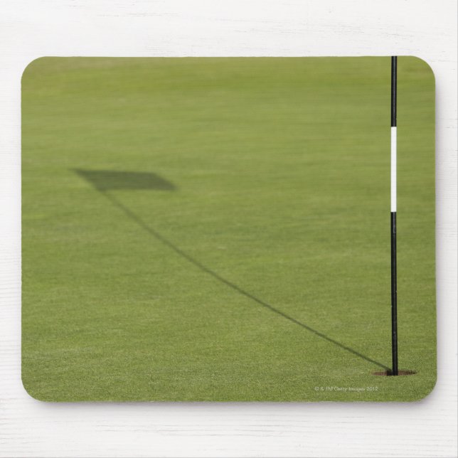 Schatten der Golfflagge auf dem Golfplatz grün Mousepad (Vorne)