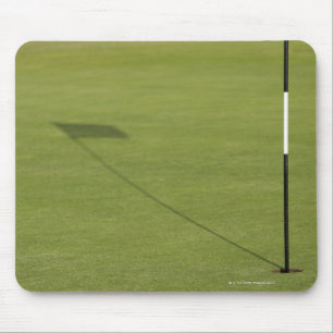 Schatten der Golfflagge auf Golfplatzgrün Mousepad
