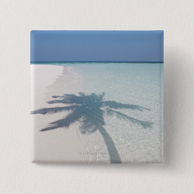 Schatten einer Palme an einem menschenleeren Stran Button (Vorderseite)
