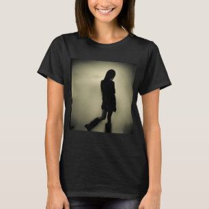 Schatten tanzen an der Wand der Dunkelheit T-Shirt