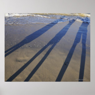 Schatten von Händen, am Strand Poster
