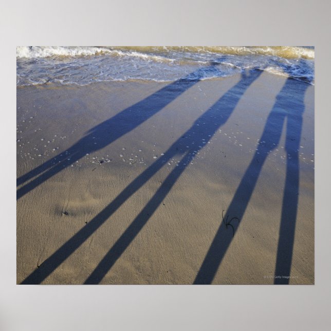Schatten von Händen, am Strand Poster (Vorne)