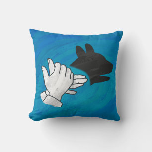 Schattenhund auf blau kissen