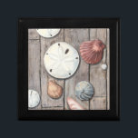Schätze an der Küste Geschenkbox<br><div class="desc">Megan Meagher ist bekannt für ihre einfachen Kunstwerke. Dieses Bild zeigt die Einfachheit der Schätze der Küste, einschließlich Sand Dollars und Muscheln in einem pastellfarbenen Ton. Meagher umschließt einen hölzernen Hintergrund in ihrem Bild, um diese Schätze zu kontrastieren. Holen Sie sich diesen Kunstdruck heute auf Holzfarbe auf Ihrem Zazzle-Produkt.</div>
