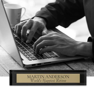 Schau mal! Glücklichstes Schild mit Retiree-Namen. Namensplakette