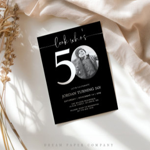 Schau mal, wer 50 ist Black 50. Birthday Invite Einladung