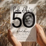 Schau mal, wer 50 ist | Foto 50. Geburtstagsfeier Einladung<br><div class="desc">Feiern Sie mit unserer 50. Geburtstagseinladung die 5-0 im Stil! Diese puristische Einladung spielt mit fett-schwarzer Typografie und einem klassischen weißen Hintergrund, um den Meilenstein zu unterstreichen, den Sie erreicht haben. Setzen Sie Ihr Lieblings-Foto in das Design ein, eingebettet in den Nullpunkt von '50', und setzen Sie einen persönlichen und...</div>