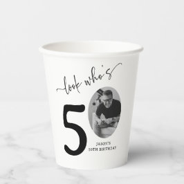 Schau mal, wer 50 ist! Modernes Foto 50. Geburtsta Pappbecher