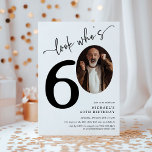 Schau mal, wer 60 ist! Modernes Foto 60. Geburtsta Einladung<br><div class="desc">Feiern Sie die großen 6-0 im Stil mit unserem "Look Who's 60" Party Invites. Jede Einladung enthält einen atemberaubenden schwarz-kursiven Schriftart und ein elegantes Kalligrafieschrift, Set vor einem minimalistisch-weißen Hintergrund. Die pièce de resistance? Ein Foto des Geburtstagssterns in der Nullstellung! Diese Einladungen sind ideal für alle, die eine Meilenstein Geburtstagsparty...</div>