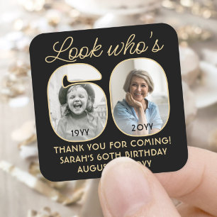 Schau mal, wer 60 ist! Schwarze und goldene Geburt Quadratischer Aufkleber