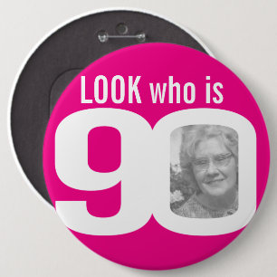 Schau wer 90 ist Foto pink auf weiß Button