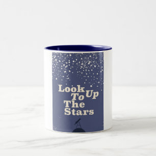 Schauen Sie auf das alte Sternenposter Zweifarbige Tasse