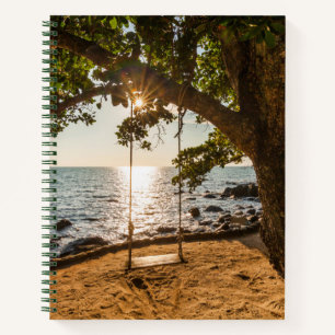 Schauen Sie bei Sonnenuntergang am Strand Notizbuch