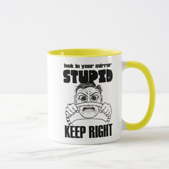 Schauen Sie in Ihrer dummen Reise des Spiegels Tasse