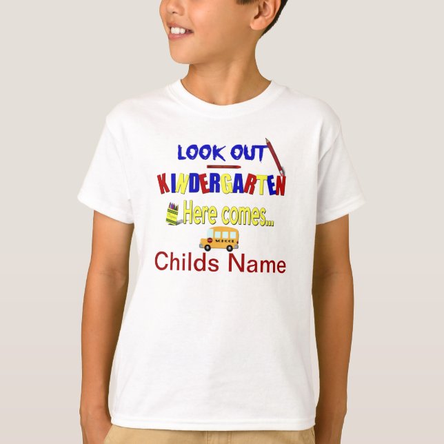 Schauen Sie Kindergarten hier herauskommt… Nennen T-Shirt (Vorderseite)