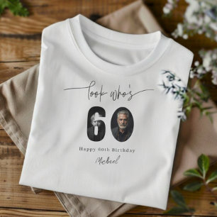 Schauen Sie mal, wer 60 ist - Benutzerdefiniertes T-Shirt
