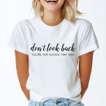 Schauen Sie nicht zurück | Modernes aufstrebendes  T-Shirt<br><div class="desc">Einfaches,  stilvolles "Nicht zurückblicken",  individuelles Design mit moderner Schrift-Typografie in minimalistischem Designstil inspiriert von Positivität und Zukunftsaussicht. Der Text kann leicht angepasst werden,  um Ihren eigenen Namen oder einen eigenen Slogan für das perfekte Erziehungsgeschenk hinzuzufügen! #dontlookback #positivevibes #positivity #covid #covid19 #coronavirus #pandemic #corona #behappy #happy #goodvibes</div>