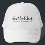 Schauen Sie nicht zurück | Modernes aufstrebendes  Truckerkappe<br><div class="desc">Einfaches,  stilvolles "Nicht zurückblicken",  individuelles Design mit moderner Schrift-Typografie in minimalistischem Designstil inspiriert von Positivität und Zukunftsaussicht. Der Text kann leicht angepasst werden,  um Ihren eigenen Namen oder einen eigenen Slogan für das perfekte Erziehungsgeschenk hinzuzufügen! #dontlookback #positivevibes #positivity #covid #covid19 #coronavirus #pandemic #corona #behappy #happy #goodvibes</div>