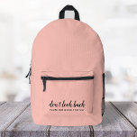 Schauen Sie nicht zurück | Modernes Hochheben von  Bedruckter Rucksack<br><div class="desc">Einfaches,  stilvolles "Nicht zurückblicken",  individuelles Design mit moderner Schrift-Typografie auf einem rot-rosa Hintergrund in minimalistischem Design-Stil,  inspiriert von Positivität und Zukunftsorientierung. Der Text kann leicht angepasst werden,  um Ihren eigenen Namen oder einen eigenen Slogan für das perfekte Erziehungsgeschenk hinzuzufügen! #dontlookback #positivevibes #positivity #behappy #happy #goodvibes</div>