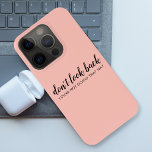 Schauen Sie nicht zurück | Modernes Hochheben von  iPhone 15 Pro Hülle<br><div class="desc">Einfaches, stilvolles "Nicht zurückblicken", individuelles Design mit moderner Schrift-Typografie auf einem rot-rosa Hintergrund in minimalistischem Design-Stil, inspiriert von Positivität und Zukunftsorientierung. Der Text kann leicht angepasst werden, um Ihren eigenen Namen oder einen eigenen Slogan für das perfekte Erziehungsgeschenk hinzuzufügen! #dontlookback #positivevibes #positivity #covid #covid19 #coronavirus #pandemic #corona #behappy #happy #goodvibes...</div>