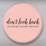 Schauen Sie nicht zurück | Modernes Hochheben von  Magnet<br><div class="desc">Einfaches, stilvolles "Nicht zurückblicken", individuelles Design mit moderner Schrift-Typografie auf einem rot-rosa Hintergrund in minimalistischem Design-Stil, inspiriert von Positivität und Zukunftsorientierung. Der Text kann leicht angepasst werden, um Ihren eigenen Namen oder einen eigenen Slogan für das perfekte Erziehungsgeschenk hinzuzufügen! #dontlookback #positivevibes #positivity #covid #covid19 #coronavirus #pandemic #corona #behappy #happy #goodvibes...</div>